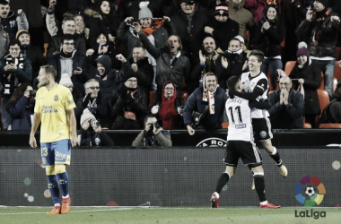 Vietto brilha, faz gol do meio de campo e Valencia avança na Copa do Rei ao golear Las Palmas