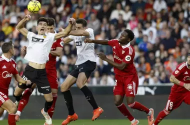 Una de las muchas jugadas embarulladas (Foto: Kai Forsterling / EFE