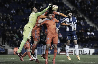 Gayá y Diego Alves rescatan una victoria para el Valencia