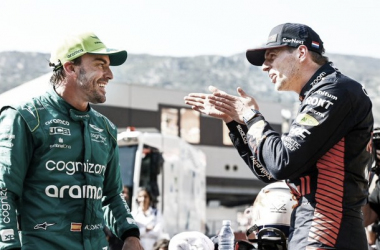Max Verstappen y Fernando Alonso comentando una intensa qualy en Mónaco. / Fuente: F1