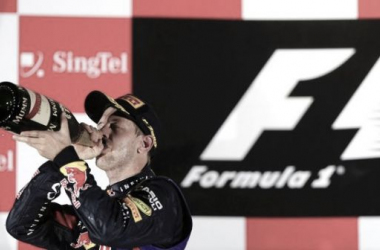 Vettel tiraniza bajo los focos de Singapur