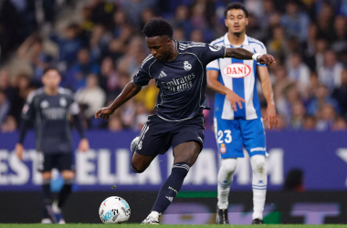 Vinícius mantiene con vida al Real Madrid en Cornellà