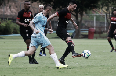 Vitória se segura para garantir empate com Grêmio, mas está praticamente rebaixado