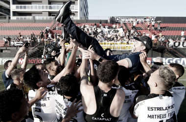 Enderson, Navarro e Carli celebram título da Série B 2021 do Botafogo
