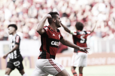 Vizeu faz dois e Flamengo bate Atlético-MG no Mané Garrincha