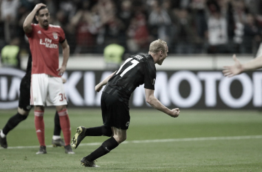 Com gol irregular de Kostic, Frankfurt vence Benfica e vai às semifinais da UEL