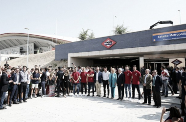 La estación del Metropolitano se viste de historia rojiblanca