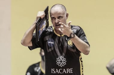 Paulo Coco deixa o comando do Praia Clube