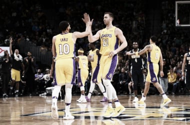 Travis Wear se queda en los Lakers hasta final de temporada