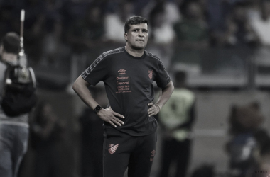 Wesley Carvalho lamenta empate do Athletico-PR com Cruzeiro: "Infelicidade de tomar um gol no final"