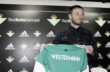 Westermann: "Vengo a aportar mi experiencia de los años disputados en la Bundesliga"