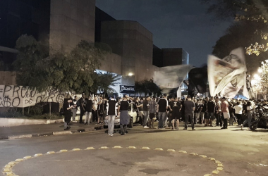 Descontente com diretoria do Corinthians, Gaviões da Fiel faz manifestação na sede do clube
