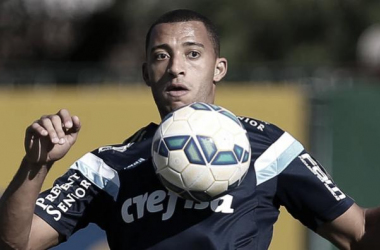 Palmeiras anuncia retorno do zagueiro Vitor Hugo