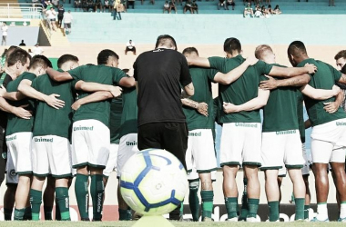 Na busca por vaga na Libertadores, Goiás e Fortaleza duelam no Serra Dourada