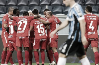 Grêmio perde pênalti, mas busca empate diante do América de Cali no fim