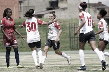 Las 'leonas' ganaron y golearon en Chía