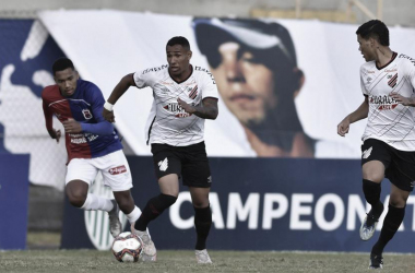 Athletico-PR resiste à pressão e vence clássico contra Paraná na Vila Capanema