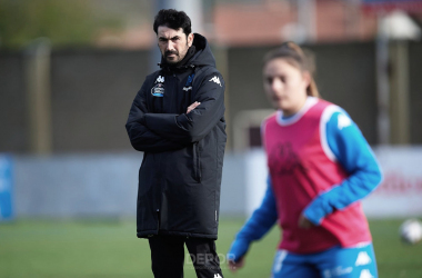 Miguel Llorente observando el calentamiento de sus jugadoras | Deportivo de la Coruña
