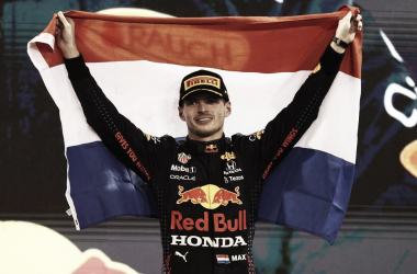 Verstappen celebrando el título y la victoria. (Fuente: f1.com)