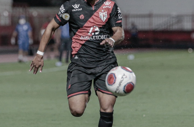 Jean Carlos  comemora momento no Atlético-GO  " Realização de um sonho"