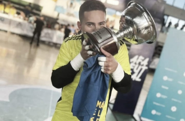 Federico González posando con la Supercopa. FOTO: Web.