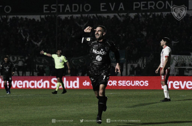 Lisandro López festejando el gol de la victoria ante Argentinos Juniors (Foto: Prensa Sarmiento)