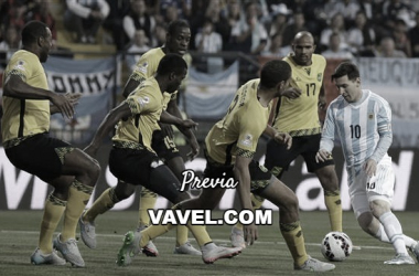 Messi ante la marca de 5 jugadores jamaiquinos en la Copa América 2015