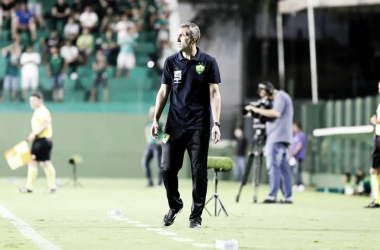 "Não foi a atuação que a gente gostaria", lamenta Bruno Lazaroni após derrota do Cuiabá
