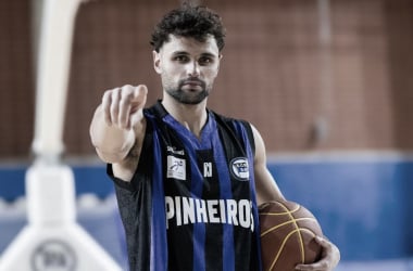 Após 13 anos, Raulzinho volta ao basquete brasileiro e assina com o Pinheiros