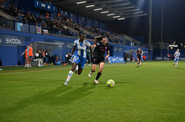 Phoentia Browne disputando un balón | Foto: Esp.femeni.photos
