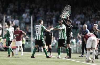 Borja Iglesias siendo sustituido durante un partido. || Foto: Getty Images.&nbsp;