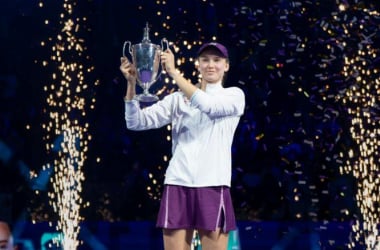 RYBAKINA AVEC SON TROPHÉE, (WTA)