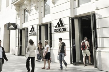 Adidas recorta previsión de beneficios para 2013