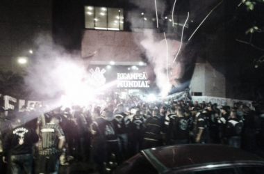 Organizadas do Corinthians protestam contra administração do clube e pedem reforços