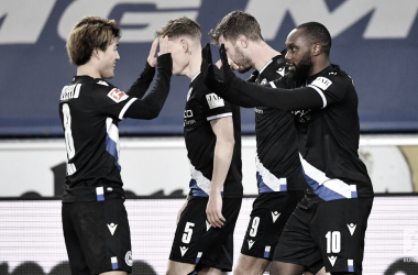Arminia Bielefeld gana y sale del descenso