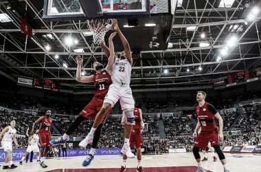 Al Madrid le bastan cinco minutos de vértigo para irse líder a Vitoria (70-85)