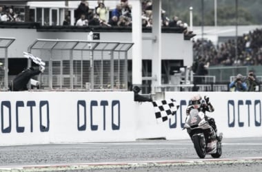 Johann Zarco gana a ritmo de campéon