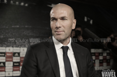 Zidane se pasea tranquilo por el Camp Nou