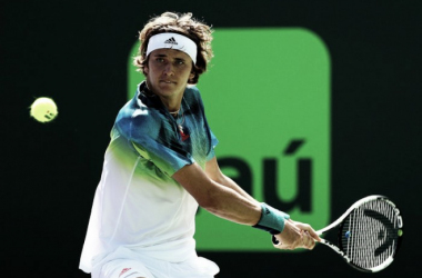 Zverev se lleva un partido loco y pasa a segunda ronda