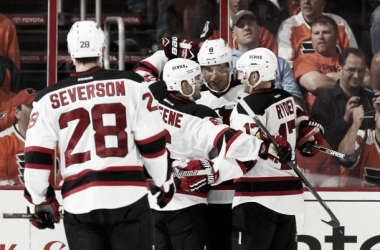 Em jogo emocionante, Devils derrotam Flyers em Philadelphia