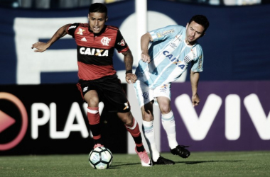 Em jogo com polêmica e gol de bicicleta, Avaí e Flamengo empatam na Ressacada