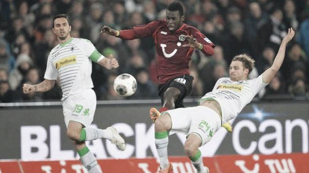 Em jogo marcado por gols de cabeça, Hannover bate o Borussia Mönchengladbach