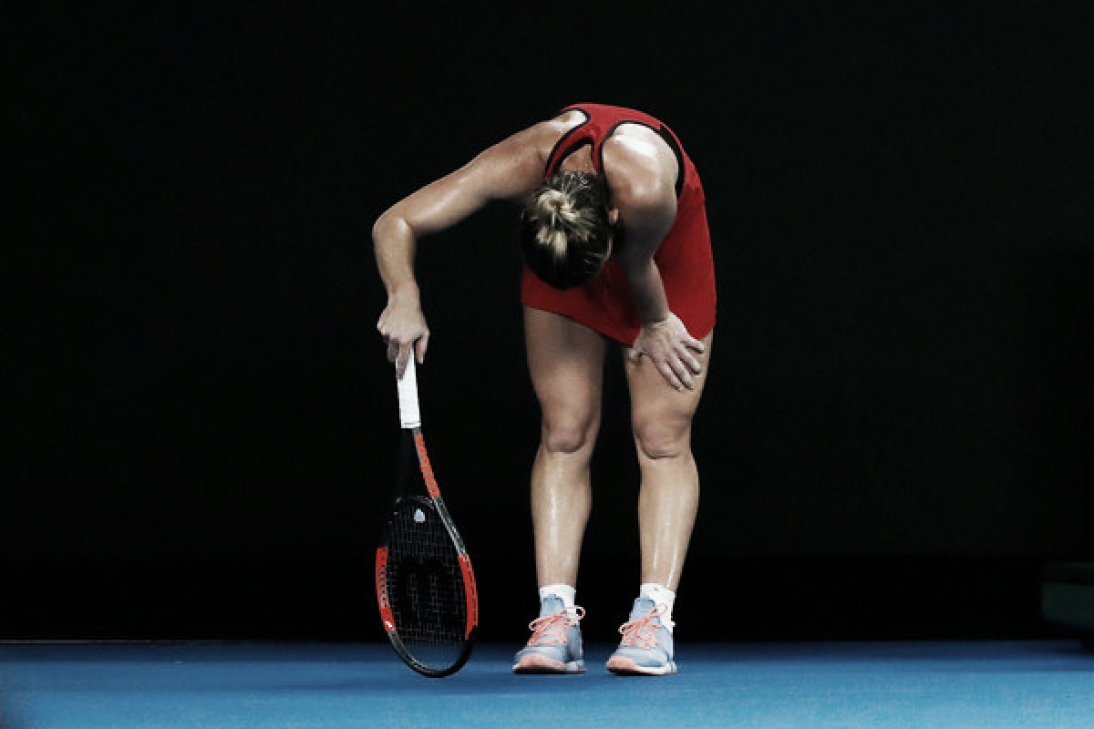 Simona Halep se retira de Doha por una lesión en el pie y Muguruza pasa a la final sin jugar