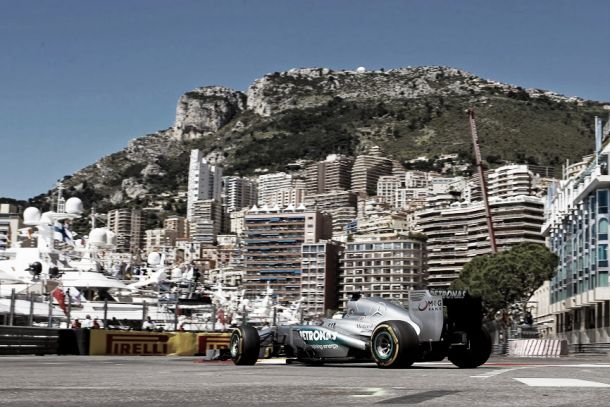 Lewis Hamilton no se relaja ni en Mónaco