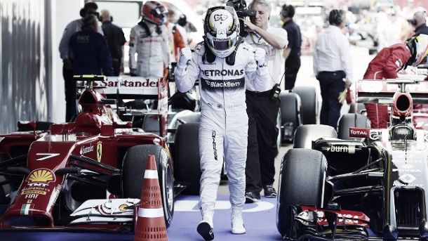 Hamilton conquista quarta pole position consecutiva Hamilton conquista quarta pole position consecutiva