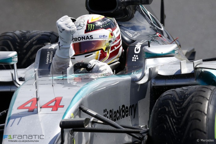 Formula 1 - Super pole Hamilton a Monza, acqua nei circuiti Ferrari: Vettel-Raikkonen in terza fila