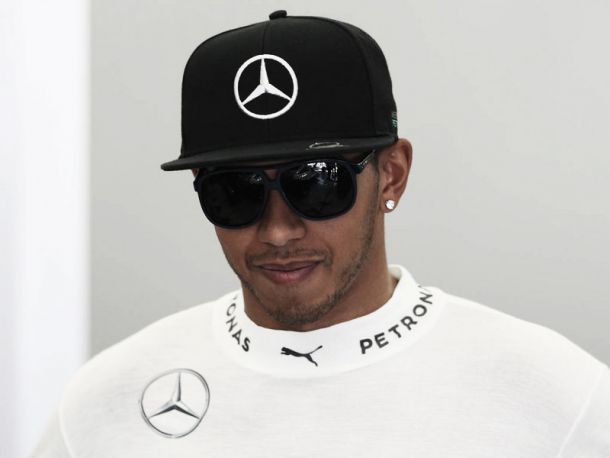 Lewis Hamilton y Mercedes deciden posponer las negociaciones por un nuevo contrato