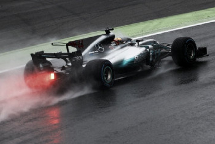 Hamilton recupera el liderato y humilla a Ferrari