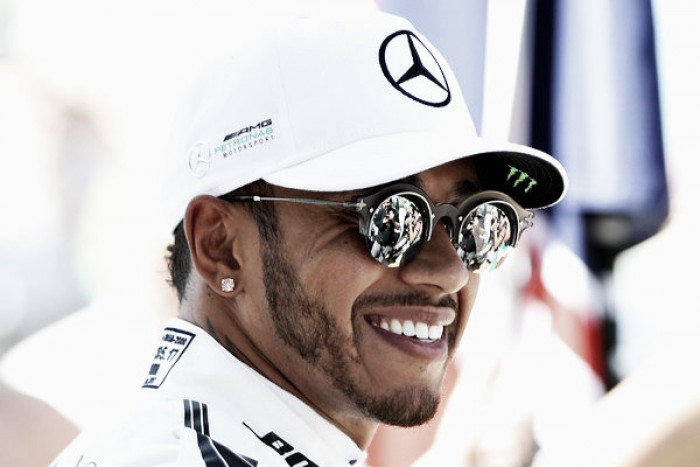 Hamilton no piensa en pedir órdenes de equipo a Mercedes