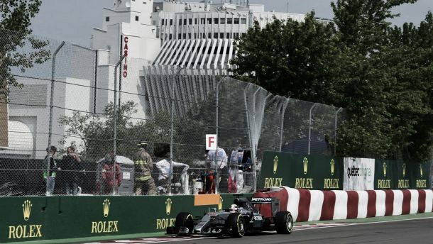 Lewis Hamilton reina antes de la lluvia y se estrella contra el muro